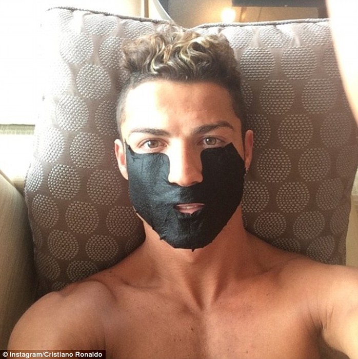 Ở nhà, Ronaldo cũng thường sử dụng sản phẩm làm đẹp