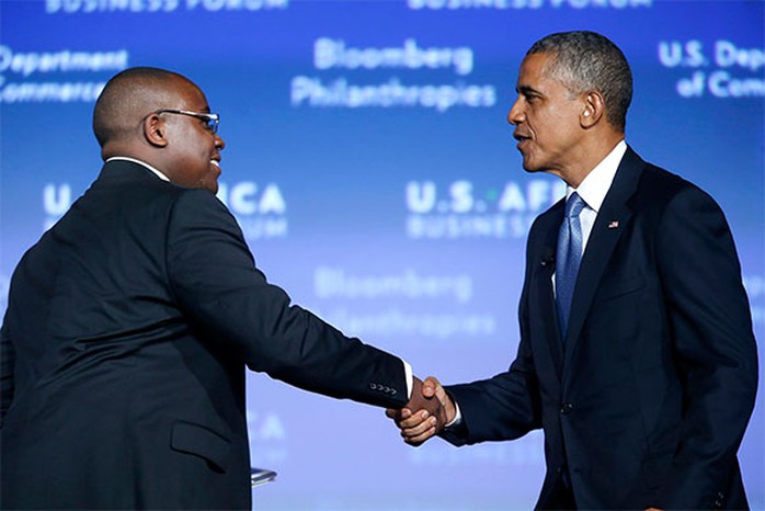 Tổng thống Barack Obama (phải) đón tiếp doanh nhân Takunda Ralph Michael Chingonzo ến từ Zimbabwe. Ảnh: Reuters