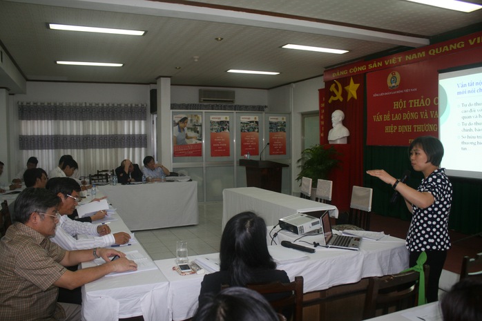 Bà Phạm Thị Thu Lan, Trưởng phòng Quan hệ Quốc tế, Ban Đối ngoại Tổng LĐLĐ Việt Nam, trình bày tham luận