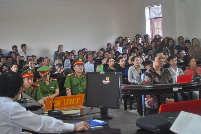 Rất đông người dân đến tham dự phiên tòa xét xử bị cáo Lê Thị Hường giết người