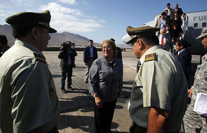 Bà Bachelet tới thăm và động viên người dân ở thành phố Iquique sau trận động đất 8,2 độ Richter. Ảnh:  AP