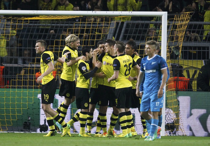 Dortmund thua 1-2 nhưng vẫn giành quyền vào tứ kết