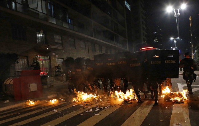 Những người biểu tình đốt lửa ở bang Sao Paulo