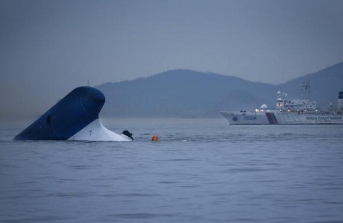 Tàu cảnh sát biển đến gần chiếc phà gặp nạn Sewol hôm 16-5