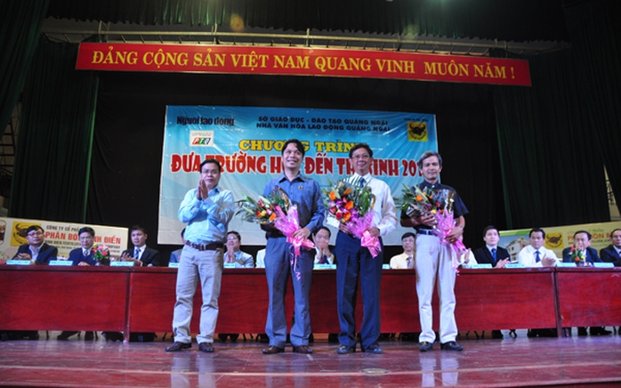 Ban tổ chức tặng hoa cho đại diện nhà tài trợ, ban tư vấn và Nhà Văn hoá lao động tỉnh Quảng Ngãi
