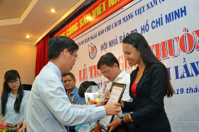 Ông Võ Văn Thưởng, Phó Bí Thư Thường trực Thành ủy TP HCM trao giải nhì cho tác giiar Anh Thư, Báo Người Lao ĐỘng