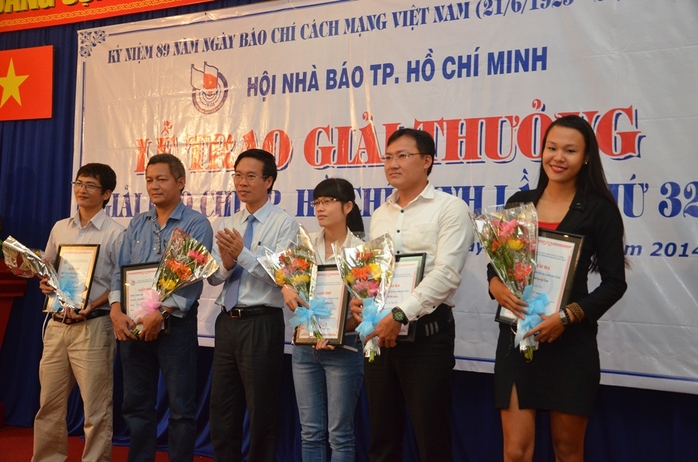 Ông Võ Văn Thưởng, Phó Bí Thư Thường trực Thành ủy TP HCM chúc mừng các tác giả đoạt giải.