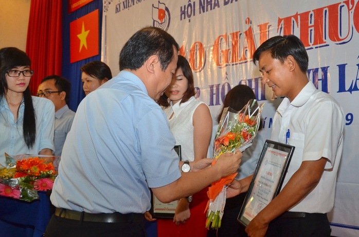 Phóng viên Thành Động báo Người Lao Động nhận giải nhì nhóm phỏng vấn, tường thuật, ghi nhanh