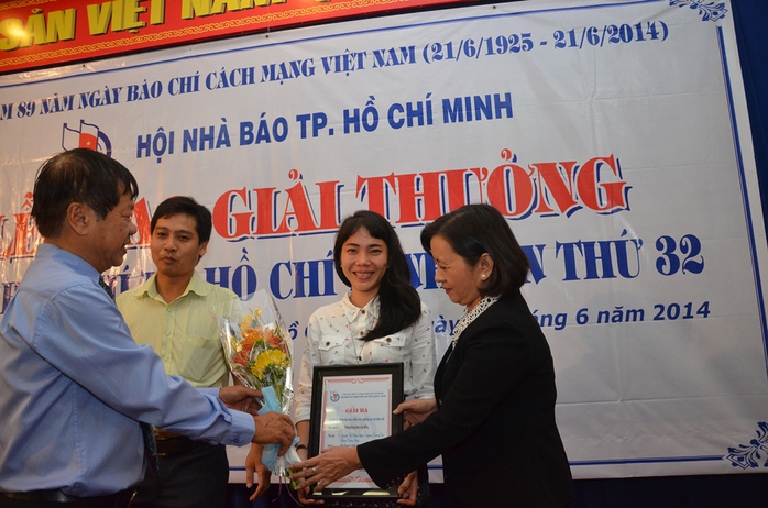Trưởng Ban Tuyên giáo Thành ủy TP HCM Thân Thị Thư và Chủ tịch Hội Nhà báo TP HCM Mã Diệu Cương trao giải ba cho tác giả Phan Anh