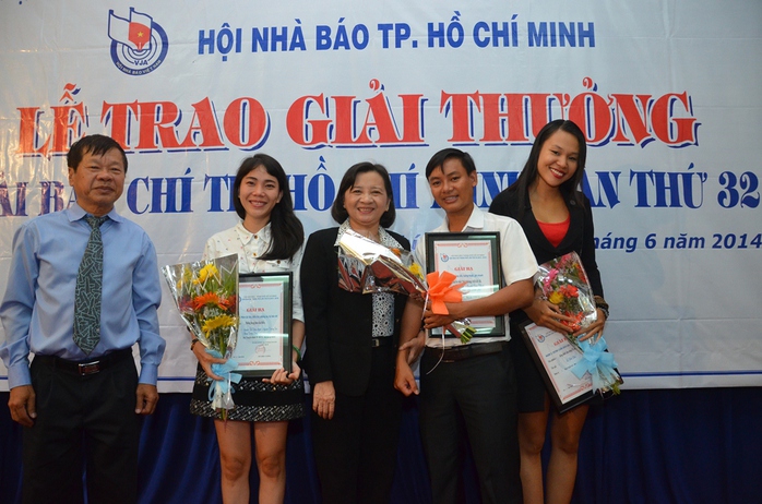 Trưởng Ban Tuyên giáo Thành ủy TP HCM Thân Thị Thư và Chủ tịch Hội Nhà báo TP HCM Mã Diệu Cương chúc mừng các tác giả Báo Người Lao Động đoạt giải