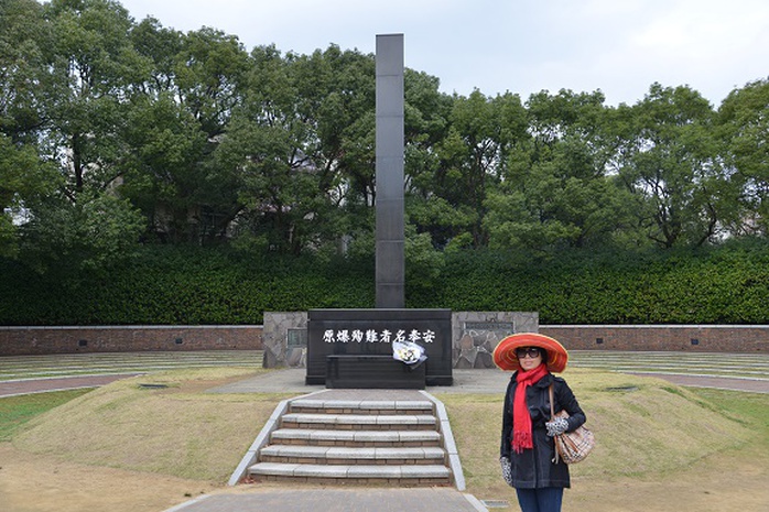 Chiếc quan tài đen tại Công viên Hòa bình Nagasaki 