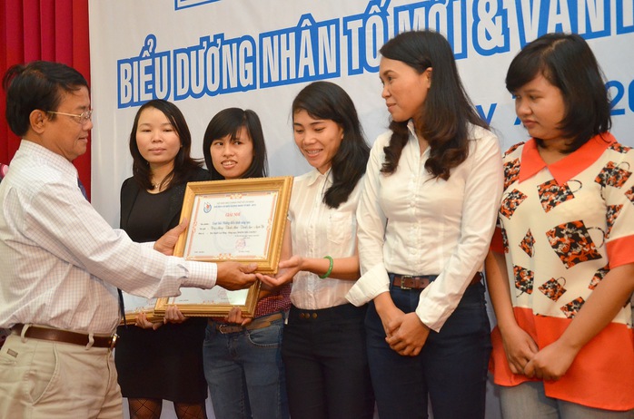 Ông Huỳnh Dũng Nhân, Phó Chủ tịch Hội Nhà báo TP HCM trao giải nhì cho đại diện nhóm tác giả Báo Người Lao Động (thứ 2 và 3 từ trái sang)

 