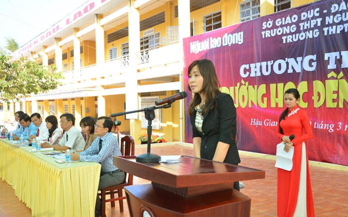 Bà Trần Thị Thùy Vinh đại diện Báo Người Lao Động phát biểu mở đầu chương trình
