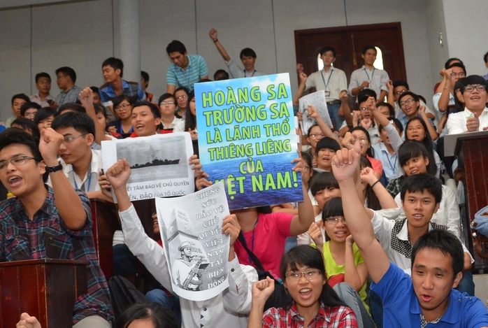 Sinh viên giơ cao biểu ngữ quyết tâm bảo vệ chủ quyền biển đảo, lãnh thổ của tổ quốc