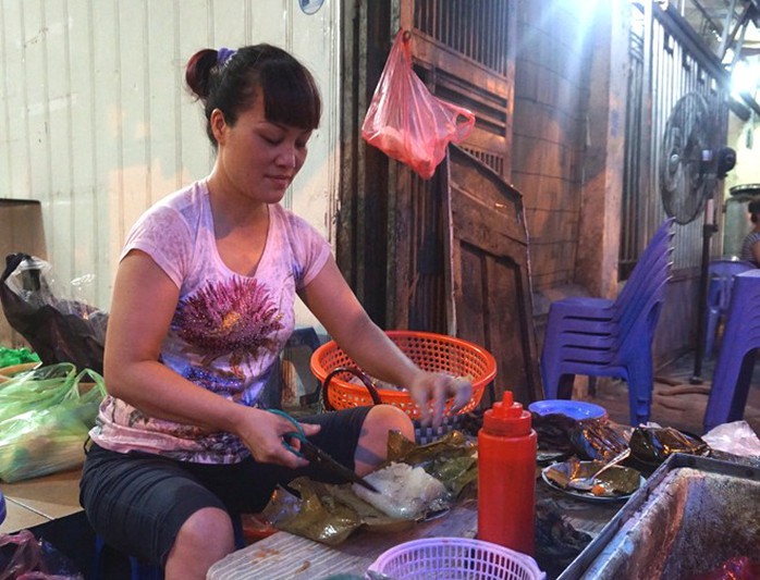 Trung bình mỗi chiều chị Nhã bán hết 500 - 600 bánh giò, thu về ít nhất 7 triệu đồng/ngày. Ảnh: Diệp Sa Trung bình mỗi chiều chị Nhã bán hết 500 - 600 bánh giò, thu về ít nhất 7 triệu đồng/ngày. Ảnh: Diệp Sa