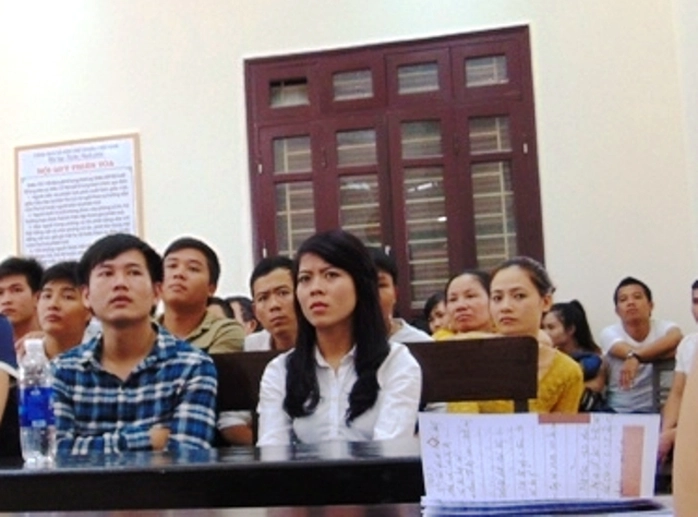 Nhưng suốt phiên tòa, mọi ánh nhìn lại đổ dồn về Nguyễn Thị Dung - người là nguyên nhân dẫn đến kết cục chồng cũ gần như tàn phế, người tình vào tù, bạn chồng chết, 2 đứa con bơ vơ
