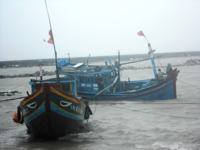 Thời tiết diễn biến phức tạp khiến nhiều tàu cá của ngư dân Quảng Ngãi gặp nạn