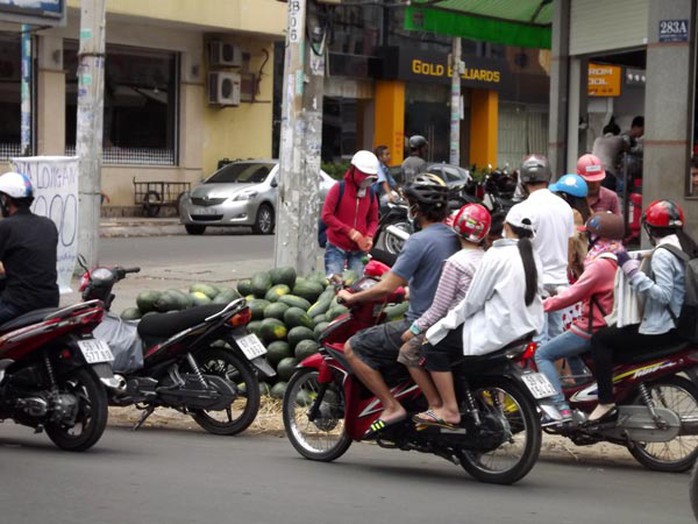 Các sạp dưa này thu hút khá nhiều người đi đường đến mua nhờ giá rẻ hơn ở chợ và siêu thị.