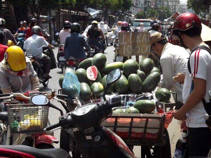 Các xe đẩy bán dưa hấu dạo với giá 10.000 đồng/trái.