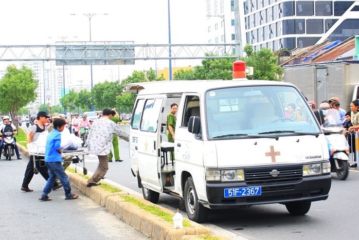 Đưa thi thể người chết về nhà xác để khám nghiệm.