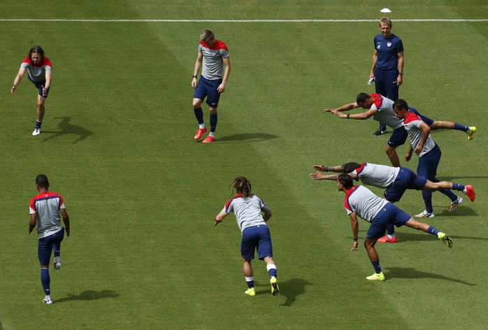 HLV Klinsmann và các cầu thủ Mỹ tập luyện trước trận