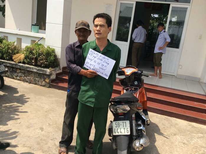 Nguyễn Hữu Dũng và chiếc xe tang vật trong vụ cướp rạng sáng ngày 24-9.