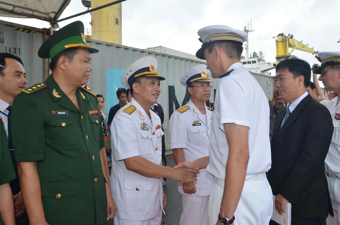 Hải quân Việt Nam chào xã giao sĩ quan và thuỷ thủ trên tàu Vendémiaire