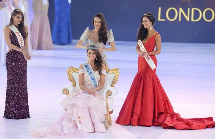 Người đep Nam Phi Rolene Strauss hạnh phúc nhận vương miên Hoa hậu Thế giới 2014 từ Megan Young - Hoa hậu thế giới 2013. Nguồn: EPA