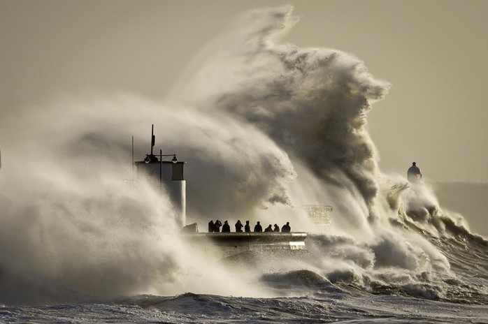 Sóng ập vào cảng Porthcawl ở South Wales hôm 6-1. Ảnh: Reuters