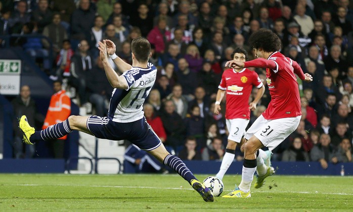 Fellaini ghi bàn gở hòa 2-2 cho M.U