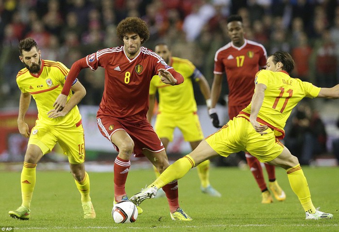 Fellaini trong một pha tranh bóng với Bale