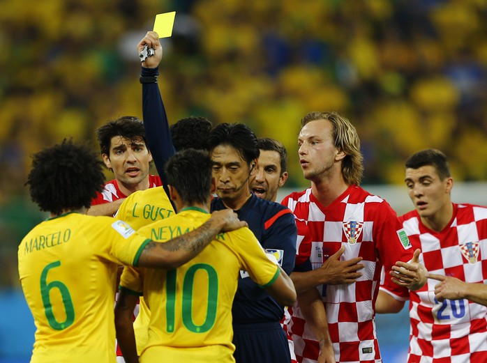 Dù cố ý chơi xấu Modric nhưng Neymar chỉ nhận thẻ vàng