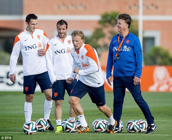 HLV Van Gaal hiện đang cùng tuyển Hà Lan chuẩn bị cho VCK World Cup 2014