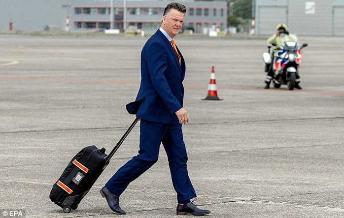 HLV Van Gaal ở sân bay Rotterdam The Hague hôm 15-7