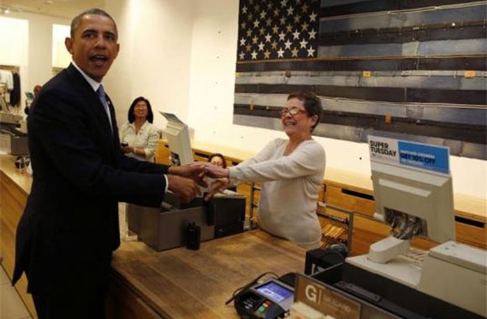 Ông Obama khiến người thu ngân cười ngất khi thanh toán. Ảnh: Reuters