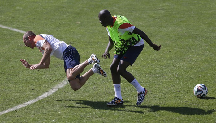 Pha tranh bóng dẫn đến cãi nhau giữa Robben và Indi