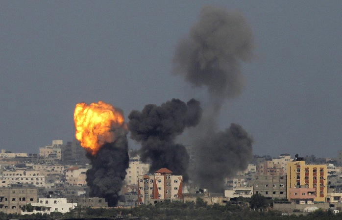 Một mục tiêu bị quân đội Israel không kích ở dải Gaza hôm 13-7. Ảnh: Reuters