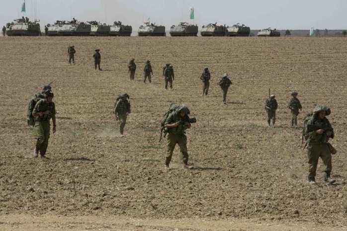 Quân đội Israel tập trung gần Dải Gaza. Ảnh: Reuters