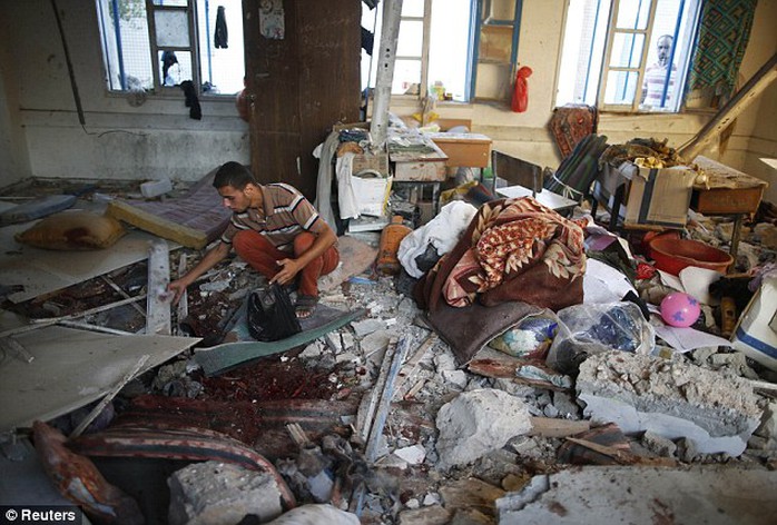 Ngôi trường trúng đạn pháo hôm 30-7, khiến ít nhất 20 người thiệt mạng... Ảnh: Reuters