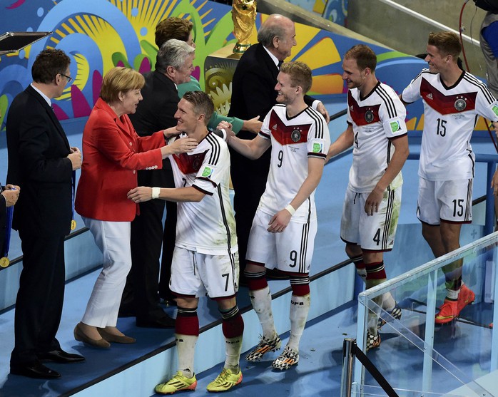 Thủ tướng Đức Angela Merkel chúc mừng các cầu thủ trên bục nhận huy chương