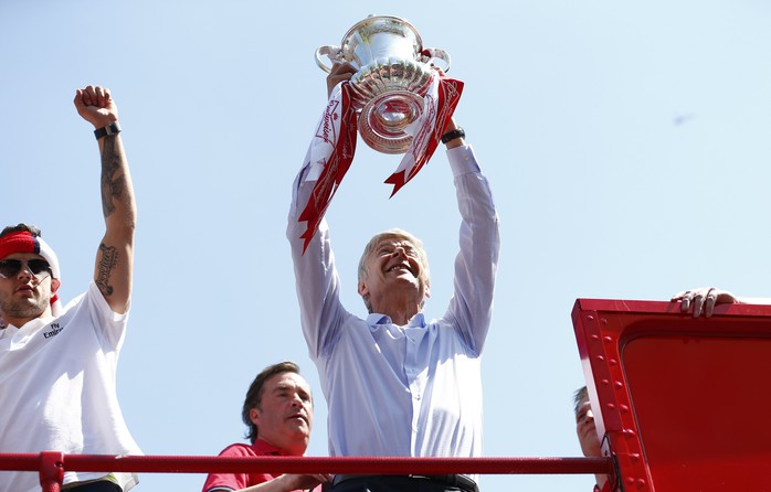 Ông HLV Wenger nâng cao chiếc cúp FA sau 9 năm
