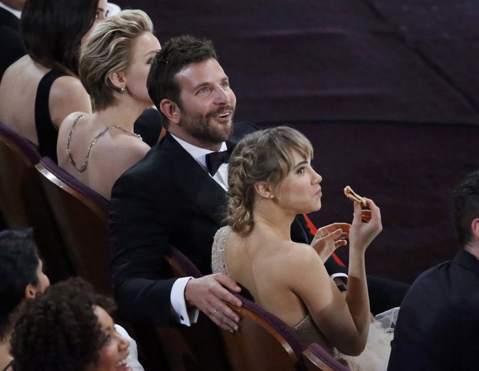 Bradley Cooper và bạn gái thoải mái thưởng thức pizza