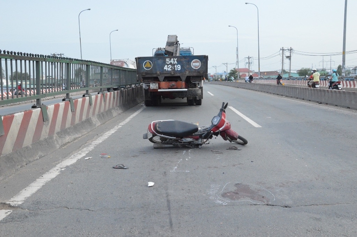 Chạy vào làn đường ô tô với tốc độ nhanh, xe máy của anh Nguyên tông vào xe tải cẩu khiến anh thiệt mạng.