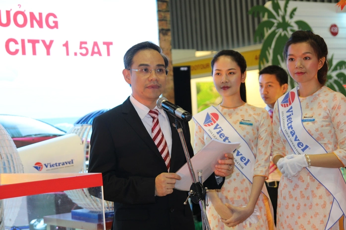 Ông Trần Đoàn Thế Duy - Phó Tổng Giám đốc Công ty Vietravel, phát biểu khai mạc buổi lễ tổng kết chương trình khuyến mãi Hello Summer 2014 và công bố chương trình Thu quyến rũ