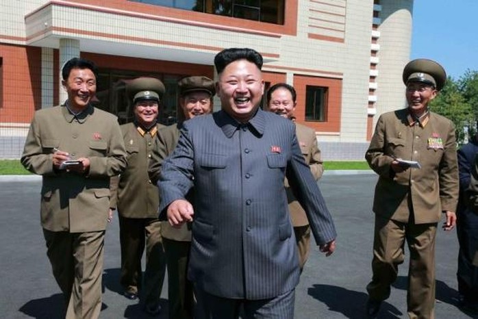 Ông Kim Jong Un trong một chuyến công tác cùng tùy tùng. Ảnh: Reuters