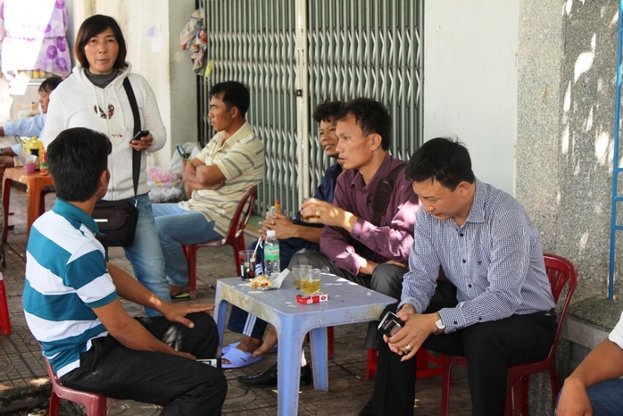 Các thân nhân lo lắng ngồi trước cảng vụ Nha Trang chờ tin tức