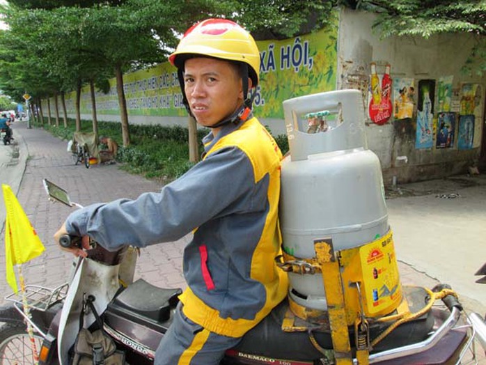 Nhân viên một đại lý gas đang đi giao gas Nhân viên một đại lý gas đang đi giao gas