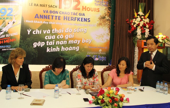 Annette Hefkens (trái) lắng nghe tâm sự của những người vợ của cơ trưởng, cơ phó và cơ giới trên không của máy bay Yak-40. Ảnh: First News