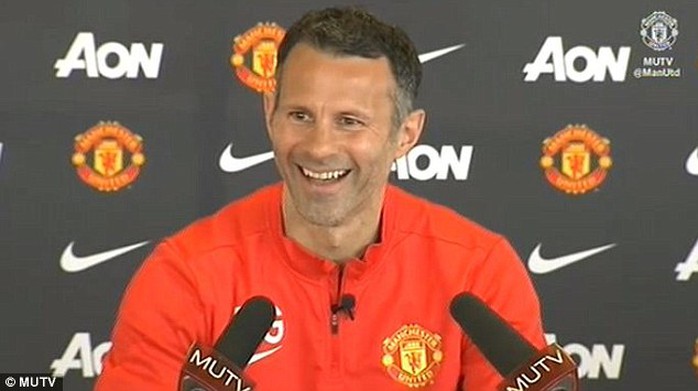 HLV R. Giggs cười rất tươi trong buổi ra mắt