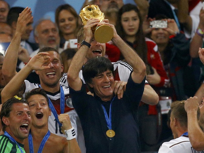 HLV Joachim Loew hạnh phúc bên các học trò